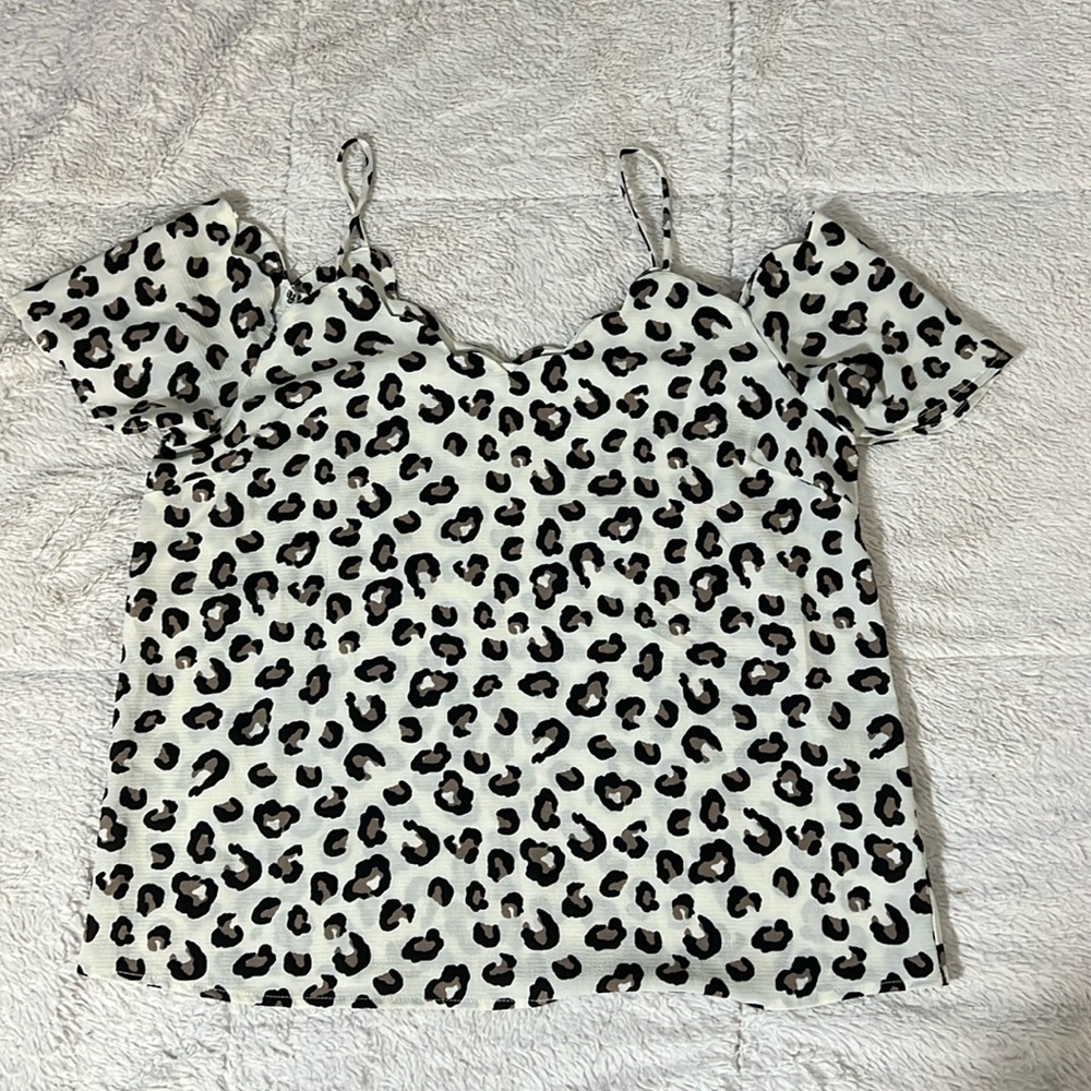 Monteau leporad off the shoulders shirt
